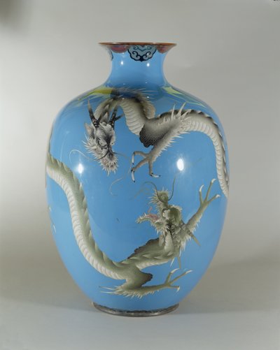 Emaillierte Vase, dekoriert mit einem Paar Drachen, Japanisch von Japanese School