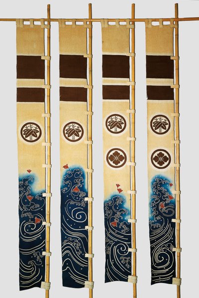 Vier Banner (nobori) mit Motiven von Regenpfeifern in Wellen, Familienwappen, Bambus, Blume in Kreisen, Baumwolle, gefärbt in Reserve mit Reisstärke und Indigo-Tauchbad mit Pigmenten und Tinte, japanische Zivilisation, Meiji-Taisho-Periode von Japanese School
