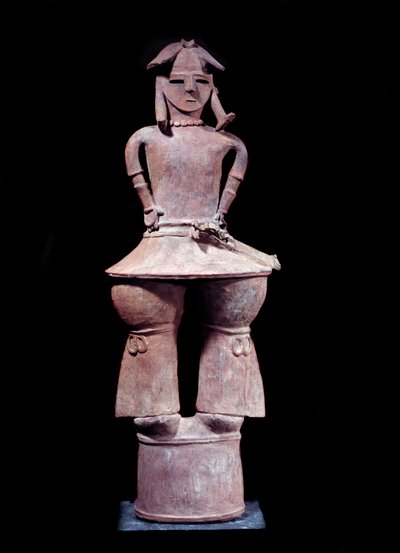 Japanische Kunst: Haniwa (Grabfigur) eines Kriegers mit Helm von Japanese School