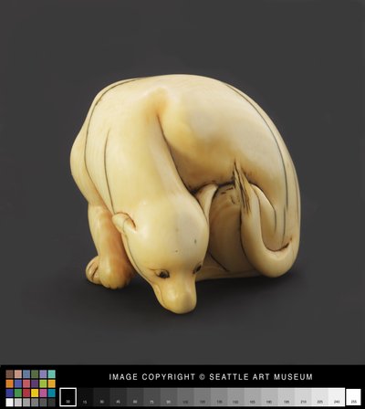 Netsuke modelliert als liegender Hund, frühes 19. Jahrhundert von Japanese School