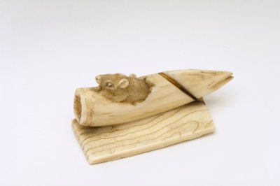 Netsuke einer Maus, die aus einem Bambusspross hervorkommt von Japanese School
