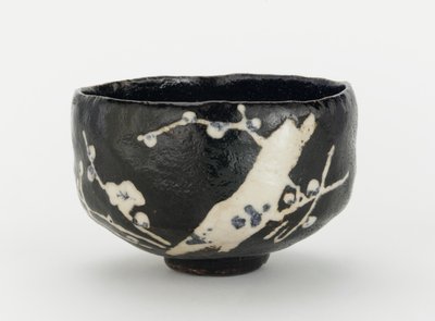 Teeschale mit Design eines blühenden Pflaumenbaums, Kyoto, Kyoto-fu, Edo-Periode von Japanese School