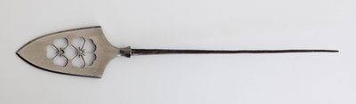 Yanone (Pfeilspitze) des flachen Typs mit durchbrochenem Design von Kirschblüten von Japanese School
