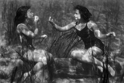 Frauen unter Wasser tragen Lippenstift auf, Touristenattraktion, Florida von Jay Baylor Roberts