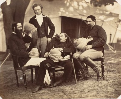 Gruppenporträt im Lager des Generalgouverneurs, L-R: Maj Jones, Mr. Walters, Der Gouverneur von Jean Baptiste Oscar Mallitte