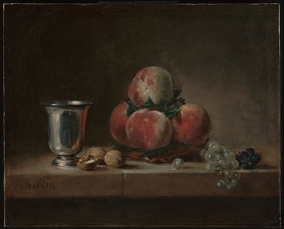 Stillleben mit Pfirsichen, einem Silberkelch, Trauben und Walnüssen von Jean Baptiste Simeon Chardin