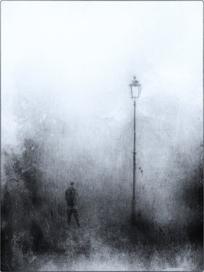 Einsame Figur unter Lampe von Jeffrey Hummel