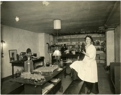 Ann Haviland, Parfümeurin, ca. 1915-28 von Jessie Tarbox Beals