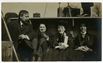 Beals im Urlaub auf der Rückseite eines Autos von Jessie Tarbox Beals