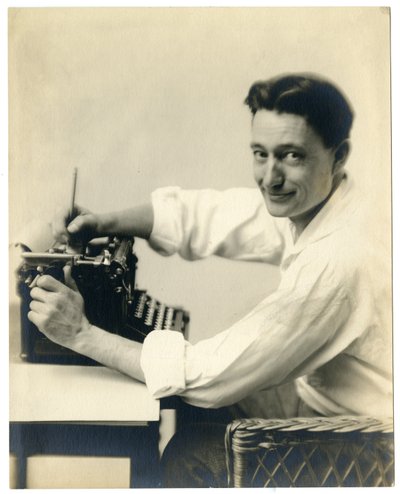 Henry Oyen an der Schreibmaschine, um 1905-21 von Jessie Tarbox Beals
