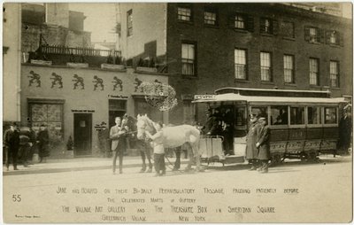 Jane und Howard auf ihrem zweitägigen Spaziergang, geduldig vor den berühmten Märkten der Geschenke The Village Art Gallery und The Treasure Box in Sheridan Square, Greenwich Village, New York, USA von Jessie Tarbox Beals