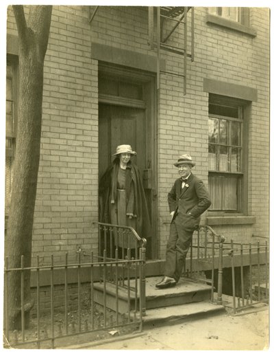 Mr. Llewelyn Powys, Autor, und seine Frau, ca. 1905-40 von Jessie Tarbox Beals