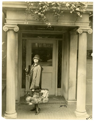 Mrs. L. C. Harper (Mabel Herbert Urner) auf dem Weg nach Europa, um Proben zu sammeln, New York, USA von Jessie Tarbox Beals