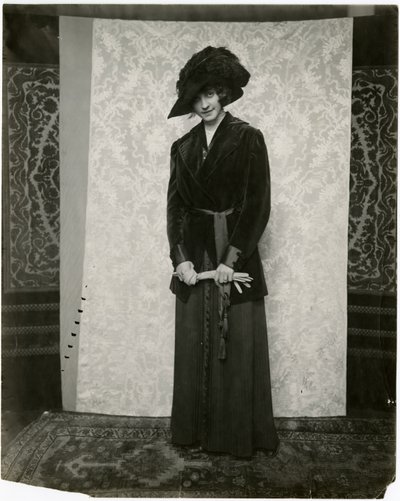 Roter Samtanzug mit Faltenrock, Arnold & Constable, ca. 1905-18 von Jessie Tarbox Beals