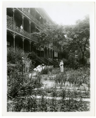 Rhinelander House Gärten, W 11th St, Greenwich Village, New York, USA von Jessie Tarbox Beals