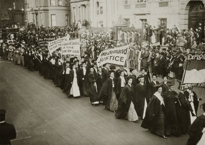 Frauen in akademischer Kleidung bei einer Frauenwahlrechtsparade in New York City, 1910 von Jessie Tarbox Beals