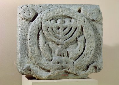 Relief mit Menora, aus Umm Qeis (Antikes Gadara) Jordanien von Jewish School