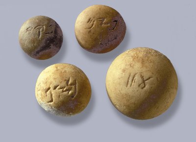 Gewichte, beschriftet mit ihrem Gewicht in Schekel, aus Jerusalem von Jewish School