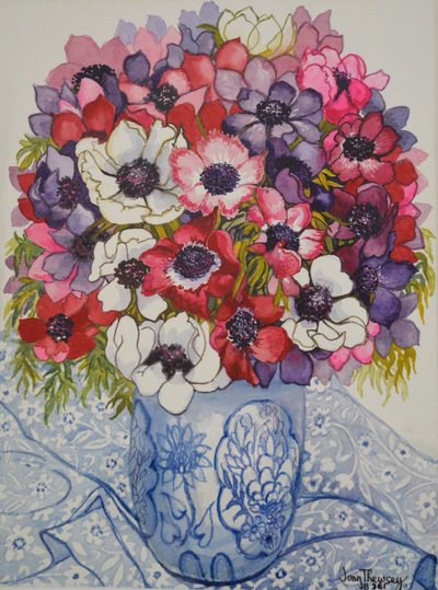 Anemonen in einem blauen und weißen Topf, mit blau-weißem Textil, 2000 von Joan Thewsey