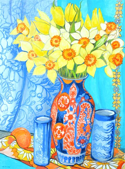 Narzissen und Tulpen in einer Imani-Vase; Orangen und Textilien von Joan Thewsey