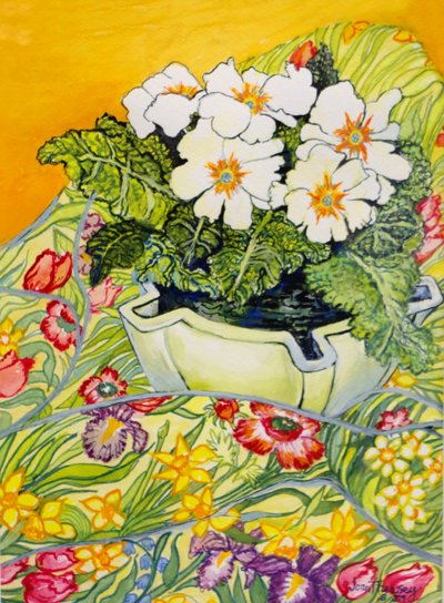 Blasse Primel in einem Topf mit Frühlingsblumentextil von Joan Thewsey
