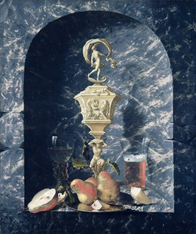 Stillleben mit verziertem Kelch, Obst und Gläsern in einer Steinnische von Johann Georg Hinz