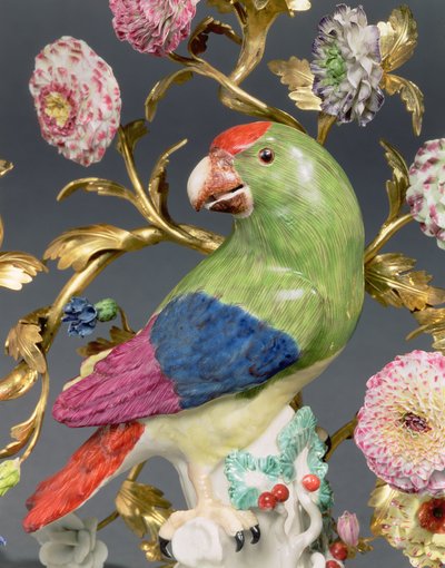 Detail eines Paares Louis XV dreizackige Ormolu- und Meissen-Papageienleuchter, ca. 1742 von Johann Joachim Kaendler