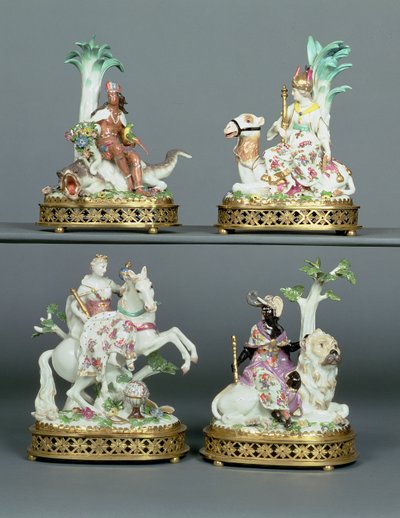 Vier Meißner Gruppen, die die vier Kontinente darstellen, montiert mit Louis XVI Ormolu, modelliert von Johann Joachim Kandler, Mitte des 18. Jahrhunderts von Johann Joachim Kaendler