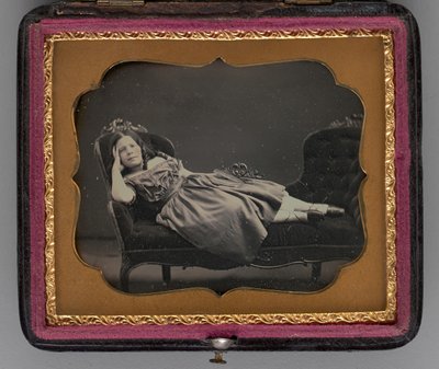 Unbetiteltes Porträt eines Mädchens auf einer Chaiselongue, 1855 von John Adams Whipple