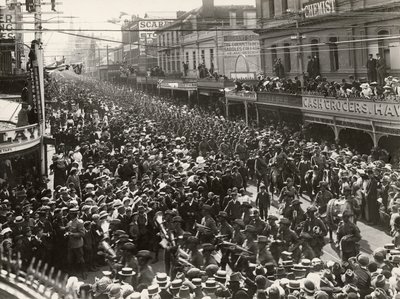 Das 12. Bataillon, AIF, marschiert durch die Stadt vor dem Einsatz im Ausland, Hobart, Tasmanien, 14. Oktober 1914 von John Beattie