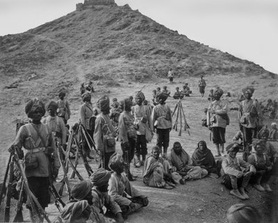 Halt von Gefangenen aus Bassaule mit einer Eskorte der 45. einheimischen Infanterie am Khurd Khyber von John Burke