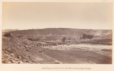 Safed Sang, Blick über den Fluss auf die Sapper-Brücke, um 1878 von John Burke