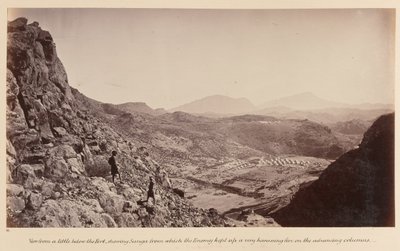 Blick etwas unterhalb der Festung, zeigt Sunga, von dem aus der Feind ein sehr belästigendes Feuer auf die vorrückenden Kolonnen hielt, 1878 von John Burke