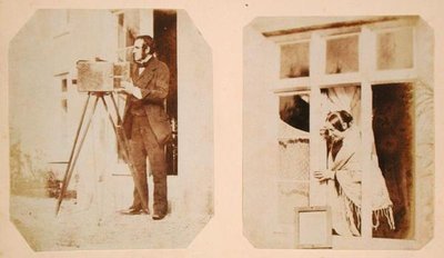Selbstporträt links und Emma Thomasina Llewelyn (1808-81) druckt ein Papiernegativ in der Sonne rechts von John Dillwyn Llewelyn