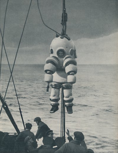 Der ewige Kampf gegen das Meer: Gepanzerte Hülle für den Tiefseetaucher, ca. 1935 von John Hammerton