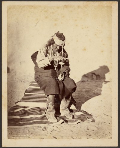 Der Gouverneur von San Felipe zeigt die Verwendung eines Bohrers von John K. Hillers