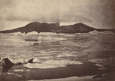 Die Arktischen Regionen: Nr. 92.* Der Teufelsdaumen teilweise in Nebel gehüllt, mit dem ersten Treibeis aus dem Pack, das zum Land gedrängt wurde, aus dem wir durch einen schmalen Kanal entkamen; wären wir eingeschlossen worden, hätten wir... von John L. Dunmore, and George P. Critcherson