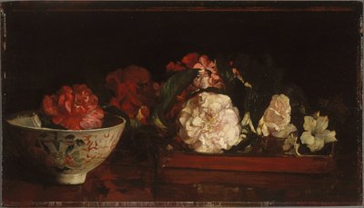 Blumen auf einem japanischen Tablett auf einem Mahagonitisch von John La Farge