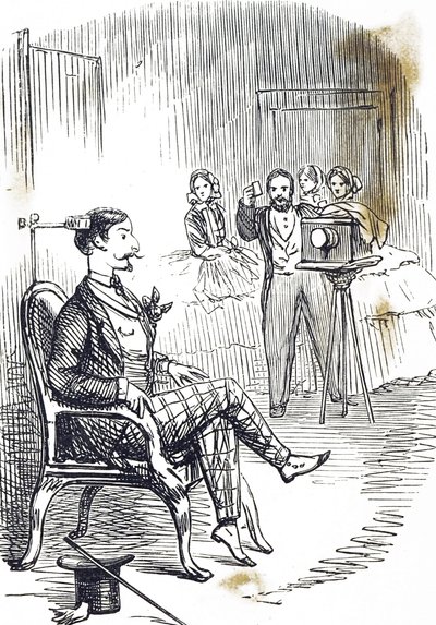 Karikatur, die eine Kopfklammer zeigt, die verwendet wird, um das Subjekt des Fotografen still zu halten von John Tenniel
