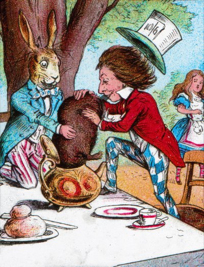 Der verrückte Hutmacher und der März-Hase versuchen, das Murmeltier in eine Teekanne zu stecken, um 1910 von John Tenniel