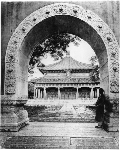 Tor zum Saal der Klassiker, Peking, um 1867-72 von John Thomson