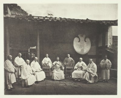Der Abt und die Mönche von Kushan, ca. 1868 von John Thomson