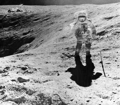 Charles Duke sammelt Proben an der Descartes-Landestelle während der Apollo-16-Mission, 1972 von John Watts Young