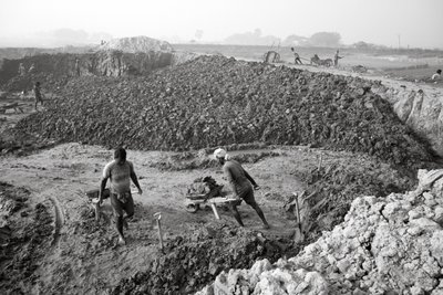 Ziegelfabriken in Kolkata, Indien, 2016 von Jon Nicholson