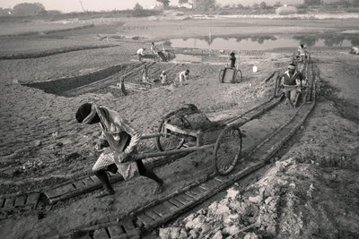 Ziegelfabriken in Kolkata, Indien, 2016 von Jon Nicholson