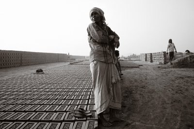 Ziegelfabriken in Kolkata, Indien, 2016 von Jon Nicholson
