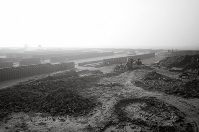 Ziegelfabriken in Kolkata, Indien, 2016 von Jon Nicholson