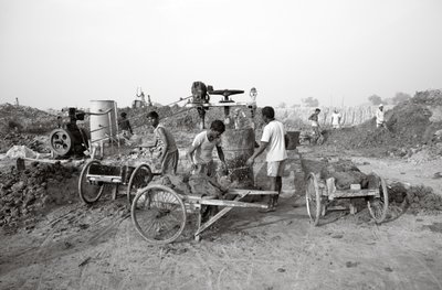 Ziegelfabriken in Kolkata, Indien, 2016 von Jon Nicholson