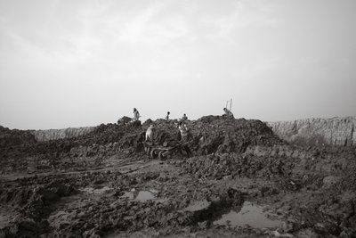 Ziegelfabriken in Kolkata, Indien, 2016 von Jon Nicholson