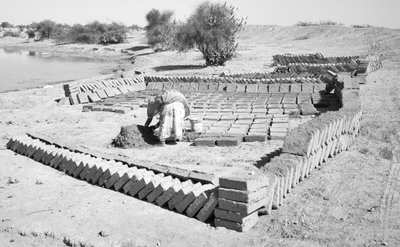 Ziegelfabriken in Rajasthan, Indien, 2016 von Jon Nicholson